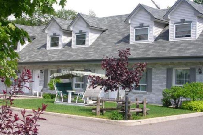 Motel Au P'Tit Sapin Mirabel Exterior photo